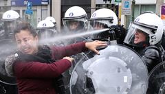 ena v Bruselu dostala bhem protest pímý zásah slzným plynem