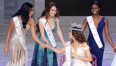 Nová Miss World Vanessa Ponceová se raduje se svými konkurentkami.