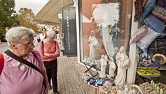 �estici mladých lidí se na kopci nad m�stem m�la v �ervnu 1981 zjevit Panna...