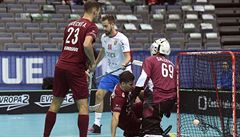 Lotyšský brankář Janis Salcevics právě dostal první gól, který dal Tom Ondrušek...