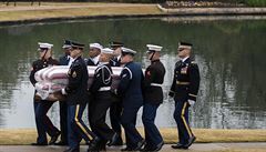 Rakev s ostatky nkdejího amerického prezidenta George H.W. Bushe starího.