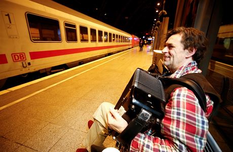 Nmecký cestující uvízl na nádraí bhem stávky vlak spolenosti Deutsche Bahn...