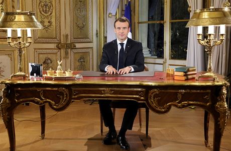 Prezdient Macron pózuje ped prohláením