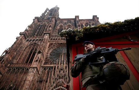 Voják hlídkuje u vánoních stánk ped katedrálou ve trasburku.