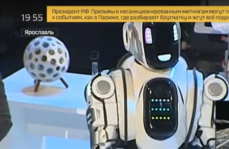 Na technologickém fóru v ruské Jaroslavli zamnili robota za lovka v kostýmu.