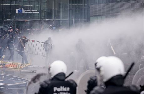 Demonstranty rozhánli policisté vodními dly.