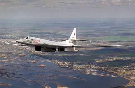 Ruský strategický bombardér Tu-160 nad ruskem