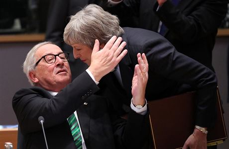 Pedseda Evropské rady Jean-Claude Juncker vítá premiérku Theresu Mayovou.