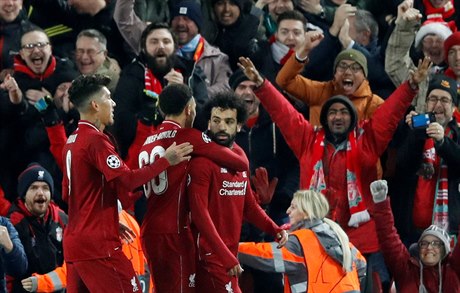 Hráči Liverpoolu slaví Salahův gól