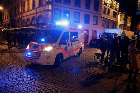 Záchranáři přijíždí na místo činu po střelbě ve francouzském Štrasburku.