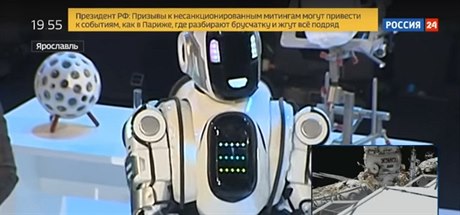Na technologickém fóru v ruské Jaroslavli zaměnili robota za člověka v kostýmu.