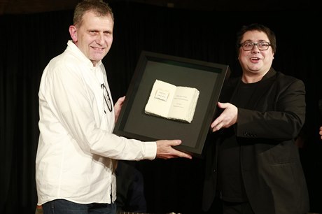 Ale Lederer (vlevo) a kniha z jeho nakladatelství Radji zeílet v divoin a...