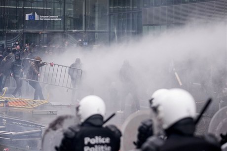 Demonstranty rozhánli policisté vodními dly.