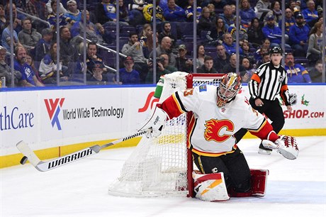 Branká David Rittich pomohl v nedlním duelu NHL 26 zákroky k triumfu...