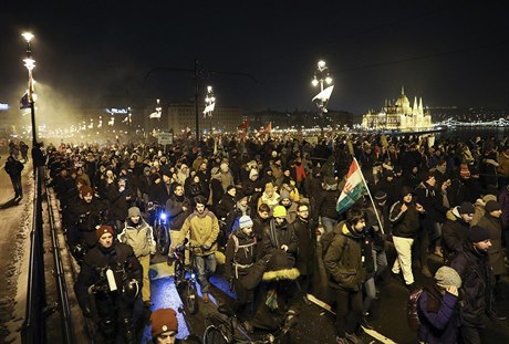 V Budapeti v nedli protestovalo asi 10 000 lidí proti novele zákoníku práce,...