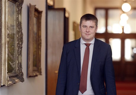 Ministr zahraničních věcí Tomáš Petříček přichází na jednání vlády.
