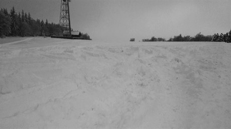 idii poniili i sníh na louce poblí bkaských tratí.