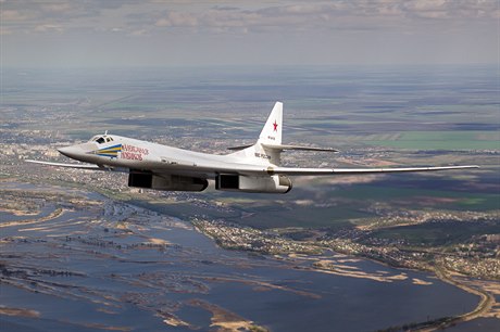 Ruský strategický bombardér Tu-160 nad ruskem