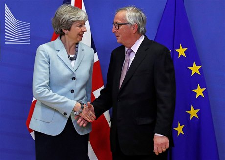 Britská premiérka Theresa Mayová a pedseda Evropské komise Jean-Claude Juncker.