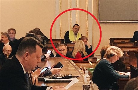 Poslanec SSD Jaroslav Foldyna dorazil do snmovny ve luté reflexní vest.