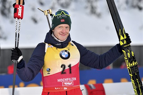 Johannes Thingnes Boe se usmívá poté, co ovládl sprint mužů na deset kilometrů.