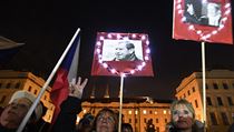 Lidé, kteří se připojili k pochodu, s českými vlajkami a fotkami bývalého...