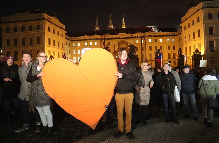 Účastníci pochodu k uctění památky Václava Havla se srdcem před Pražským hradem.