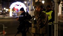 Policejní sloky uzavírají okolí vánoních trh ve francouzském trasburku.