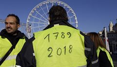 Demonstrant má na luté vest napsána data: 1789 a 2018. První datum je...