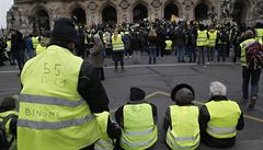 Tvář žlutých vest jde k soudu. Ve Španělsku hrozí předčasné volby, čeká se vyjádření premiéra
