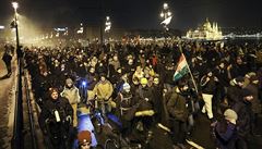 Maďarští opoziční poslanci po protestech přenocovali v  televizi, dva policie násilím vyvedla