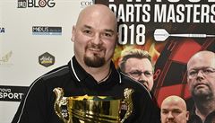 Karel Sedláek na listopadovém Prague Darts Masters s trofejí pro vítze Czech...