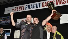 Karel Sedláek na listopadovém Prague Darts Masters s legendárním Raymondem van...