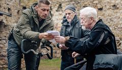 Reisér Petr Jákl vysvtluje scénu Michaelu Cainovi.