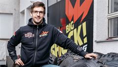 Martin Macík ped sídlem týmu Big Shock Racing ve stedoeských Sedlanech.
