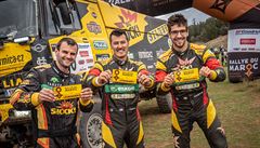 Posádka Big Shock Racing Teamu v cíli Marocké rallye: mechanik Luká Kalenka...