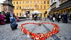 Lidé, kteí pili zavzpomínat na Václava Havla vytvoili srdce ze svíek.