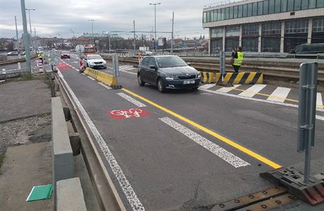 Pes most u stanice metra Vltavská mohou opt jezdit osobní auta.