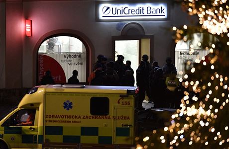 Policisté zasahují v poboce banky Unicredit.