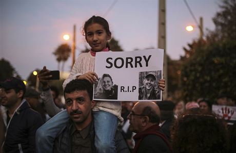 Lidé se sdruili u norské ambasády v Maroku, aby uctili památku dvou...