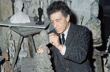 V lt v Praze. Alberto Giacometti ve svm ateliru (1958).