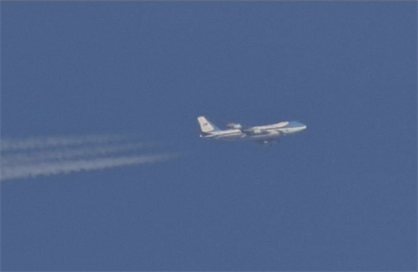 Air Force One zachycený nad Sheffieldem.