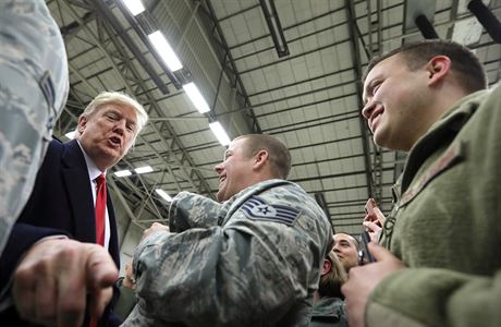 Prezident Trump s vojáky.