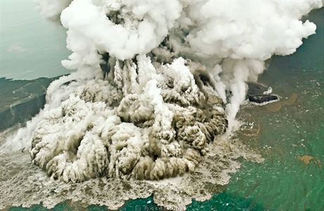 Dýmající sopka Krakatoa.