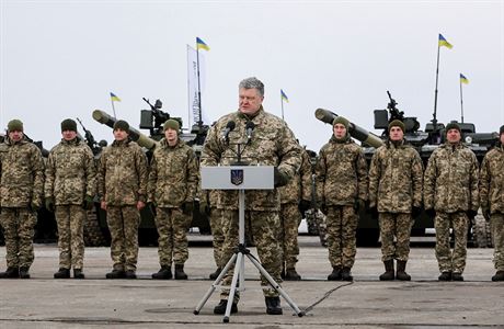 Ukrajinský prezident Petro Poroenko mluví k vojákm