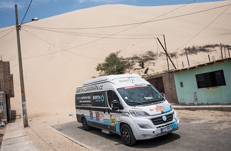 Auto se znakou 011Barth se letos astnilo slavn Rallye Dakar v roli...