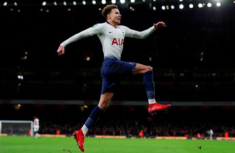 Dele Alli oslavuje vstelenou branku v zápase s Arsenalem.