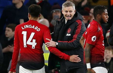 Nov trenr Manchesteru United Ole Gunnar Solskjaer se v zpase s Cardiffem...