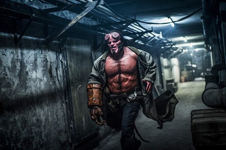 David Harbour jako Hellboy. Snímek Hellboy (2019). Reie: Neil Marshall.