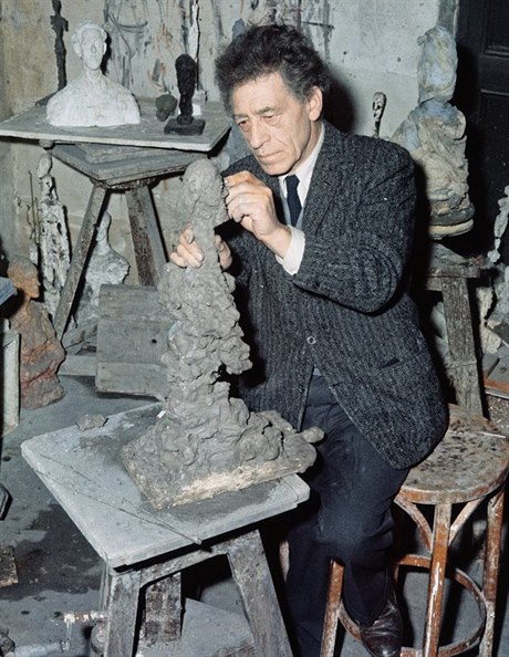 V lét v Praze. Alberto Giacometti ve svém ateliéru (1958).